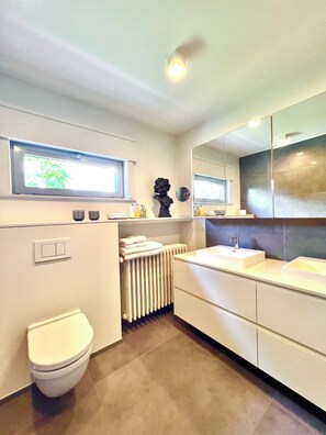 BNB near Ghent: 
generalview on bathroom.