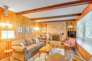 Living Room | Wood-Burning Fireplace | Smart TV | Free WiFi | Board Games