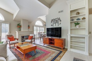 Living Room | Twin Air Mattress | Smart TV | Fireplace | Central A/C