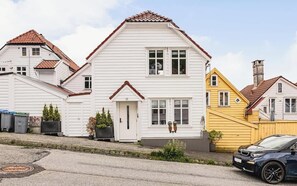 Welcome to Skansen Funhouse!

(There is paid street parking right outside the apartment.)