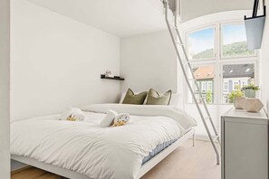In the sleeping area, you'll find a cozy 120 cm bunk bed and a spacious 140 cm bed. But beware—the ladder for the bunk bed is a bit of a climb!