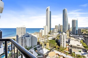 Enjoy your morning coffee in this balcony with the ocean and the city views