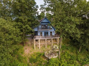 Paradise Found! Wrap Around Porch, Hot Tub and Views!