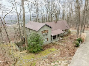 Point of View Cabin- Your next comfortable and memorable getaway on Lookout Mountain.