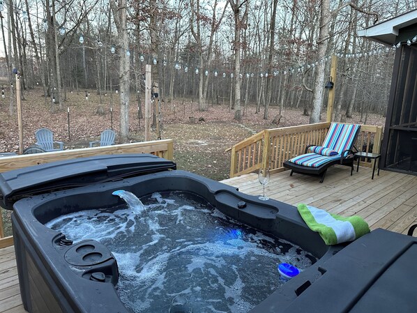 Hot Tub, Large Back Porch, Wooded and Private 