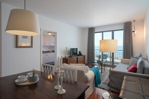 Livingroom and dining area
