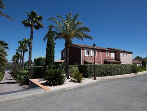 Plante, Ciel, Bâtiment, Propriété, Fenêtre, Arbre, Maison, Surface De La Route, Arecales, Asphalte