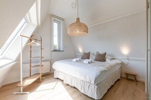 Seventh bedroom with ensuite bathroom