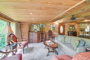 Living Room | Central A/C | Queen Sleeper Sofa