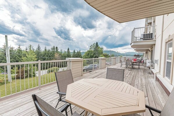  Outdoor terrace ideal for relaxing and enjoying scenic mountain vistas