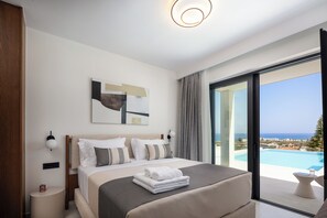 King-size bedroom, located in the Right Building, with direct access to the pool area