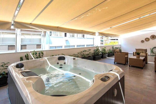 Outdoor spa tub