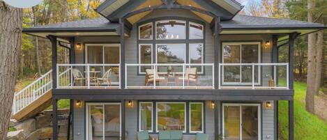 New lakefront cottage with huge yard, sandy wading area, great swimming