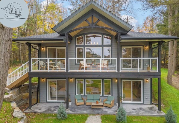 New lakefront cottage with huge yard, sandy wading area, great swimming