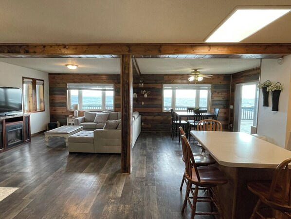 Kitchen/Living Area (1)