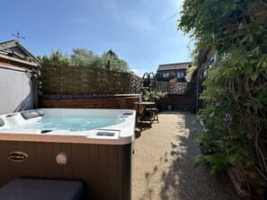 Hot tub- Towels & Wine provided