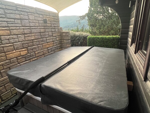 Hot Tub = available at additional charge of £70 on arrival