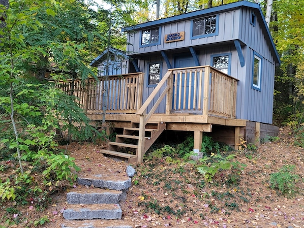 Exterior of Sharon's Lakeview Cottage