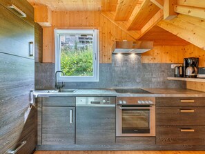 Cabinetry, Countertop, Eigentum, Gebäude, Herd, Küchengerät, Holz, Küche, Interior Design, Flooring