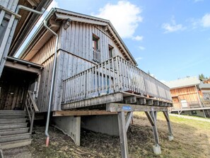 Himmel, Wolke, Gebäude, Holz, Pflanze, Dach, Fassade, Abstellgleis, Hütte, Metall