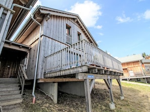 Himmel, Wolke, Gebäude, Holz, Pflanze, Dach, Fassade, Abstellgleis, Hütte, Metall