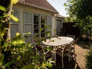 Pflanze, Tabelle, Möbel, Gebäude, Fenster, Stuhl, Baum, Tisch Im Freien, Haus, Schatten