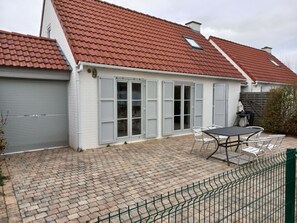 Fenster, Gebäude, Pflanze, Himmel, Holz, Strassenbelag, Backstein, Haus, Mauerwerk, Wohngebiet