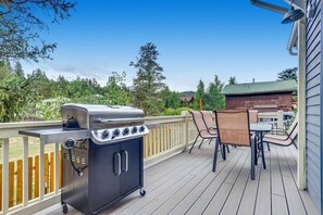 Deck: Gas grill