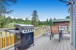 Deck: Gas grill