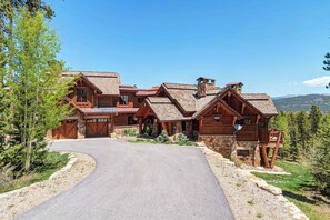 Exterior of the 5 bedroom chalet