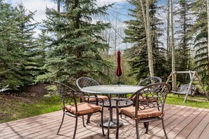 Deck: Gas grill, hot tub