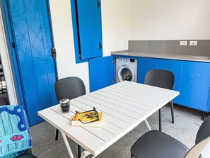 Propriété, Table, Meubles, Bleu, Cabinetry, Bâtiment, Bureau D'Ordinateur, Chaise, Design Intérieur, Bois