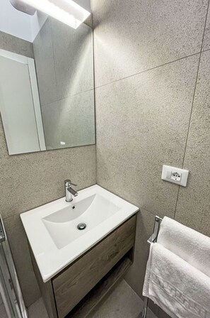 Miroir, Robinet, Évier, Lavabo, Luminaire Plomberie, Propriété, Bâtiment, Salle De Bains, Design Intérieur, Bois