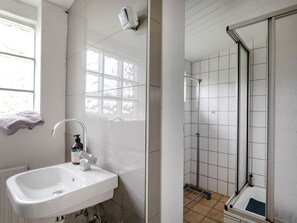 Sink, Property, Plumbing Fixture, Tap, White, Bathroom Sink, Bathroom, Window, Mirror