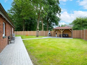 Pflanze, Himmel, Wolke, Baum, Grundstueck, Gras, Freizeit, Schatten, Wohngebiet, Landschaft