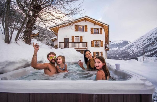 Outdoor spa tub