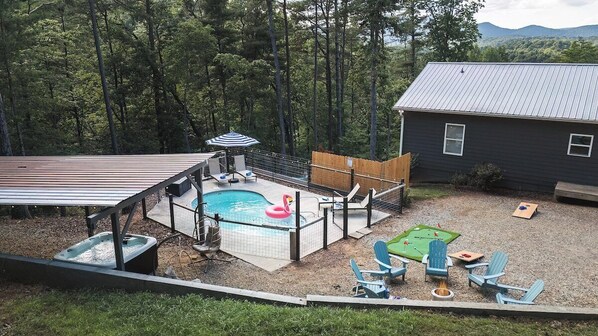 Private Pool, Hot Tub, Mini Golf, Fire Pit, Pool Chairs, Outdoor Lights