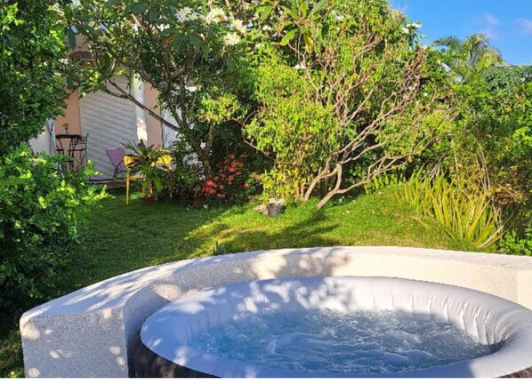 Outdoor spa tub