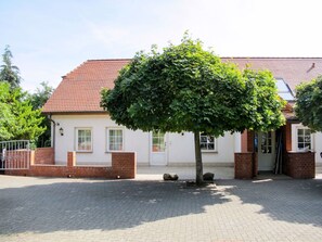 Building, Plant, Sky, Window, Road Surface, Tree, House, Land Lot, Shade, Brick