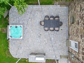 Built in grill, dining table and jacuzzi