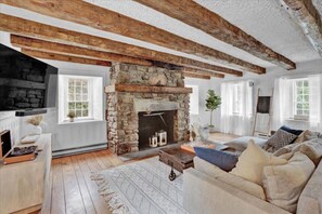 Cozy Living Room 65 inches TV – Perfect for Relaxation and Entertainment!