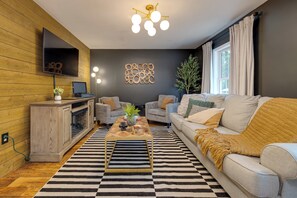 Living Room - Main Level - TV - Record Player