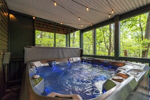 Outdoor spa tub