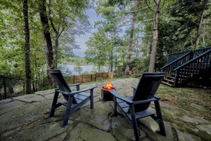 Smokeless fire pit