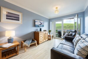 3 Waves, Watergate Bay: Enjoy the open-plan living area