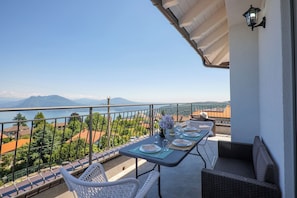 Ca. 25 m² großer Eckbalkon mit fantastischer Sicht auf die Borromäischen Inseln, den See und die Berge