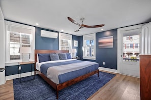 Primary Bedroom (King Bed)