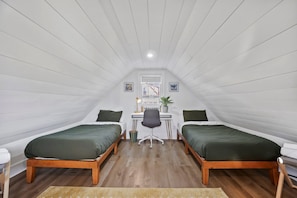 4th Bedroom (2x Twin Beds)