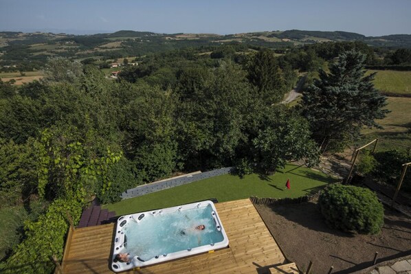 Outdoor spa tub