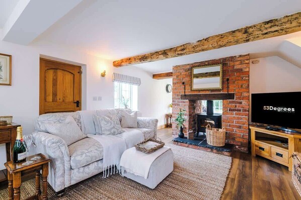 The spacious living room benefits from a 40-inch SMART TV with Netflix on the wall, plenty of space to sit down with family and friends in the evening, and a gorgeous log burner to keep warm in the evenings.